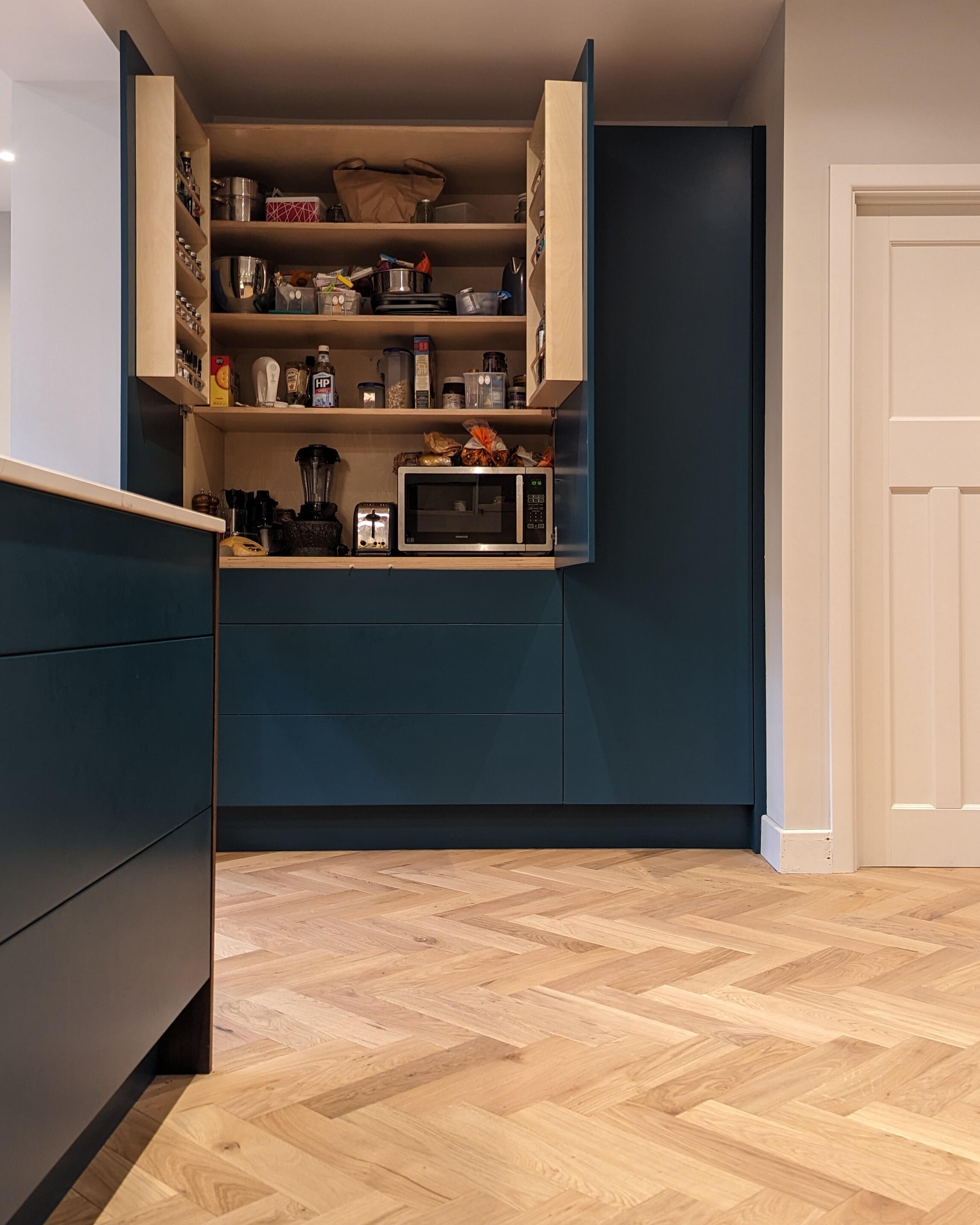 Contempary kitchen Burch plywood cabinets with bespoke sprayed doors. Contemporary kitchen fitted in headlingley